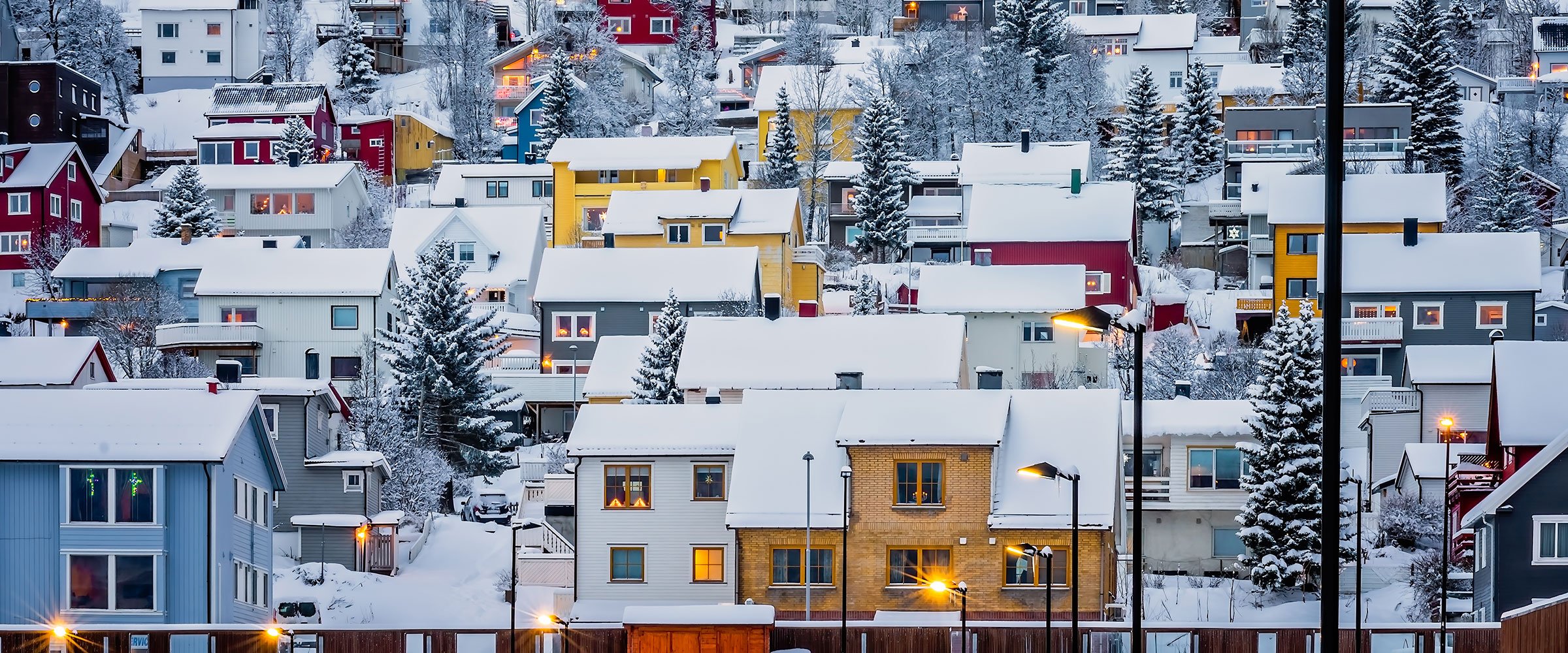 hillside-houses-in-tromso-in-winter-UGLEKVR